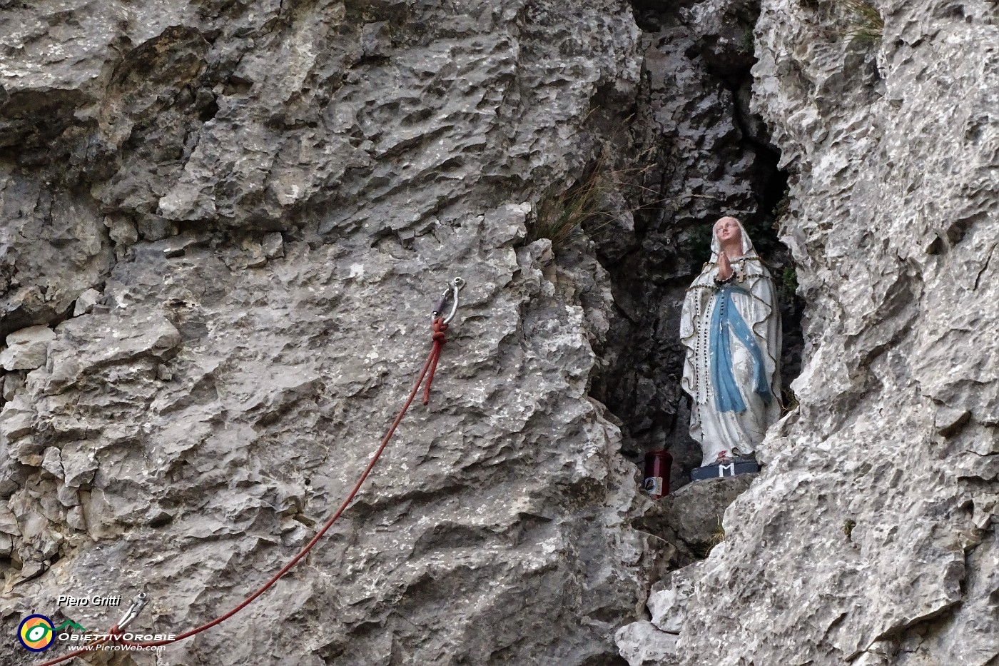 22 Nell'anfratto la Madonnina.JPG